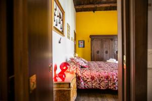 Un dormitorio con una cama con una cinta roja. en San Gennaro B&B, en Nápoles