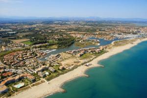 eine Luftansicht auf den Strand und das Wasser in der Unterkunft Camping Le Roussillon - Maeva in Saint-Cyprien
