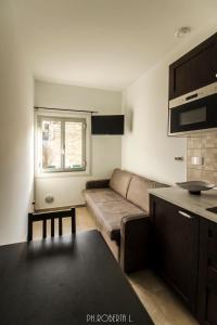 ein Wohnzimmer mit einem Sofa und einem Tisch in der Unterkunft Accogliente Bussana 2 in Sanremo