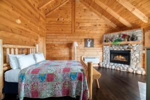 Ένα ή περισσότερα κρεβάτια σε δωμάτιο στο Treetop Oasis #56 +21 φωτογραφίες