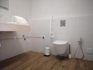 un bagno bianco con un water e un lavandino di Herdade Rodrigo Afonso a São Teotónio Altre 17 foto