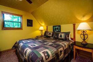 - une chambre avec un lit et un bureau avec deux lampes dans l'établissement LAZY DAYS on the CREEK, à Gatlinburg
