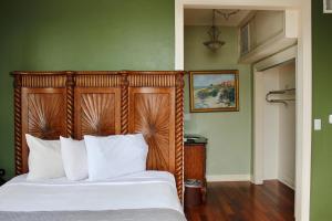 เตียงในห้องที่ Casa Marina Hotel & Restaurant - Jacksonville Beach
