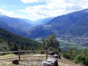 uma vista para um vale a partir de uma montanha em Locazione turistica VENTO del NORD em Tirano