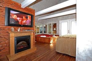 TV a/nebo společenská místnost v ubytování Enchanted Mountain Views