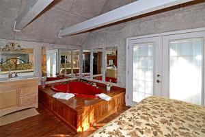 Postel nebo postele na pokoji v ubytování Enchanted Mountain Views