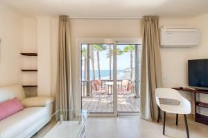 Playa del AguilaにあるOcean balcony view&pool P69 By CanariasGetawayのリビングルーム(ソファ付)が備わり、海の景色を望めます。