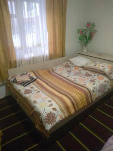 Un pat sau paturi într-o cameră la Рехатъ къща Огнянови