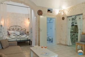 een woonkamer met een bank en een bed bij Casa Francesca in Ostuni