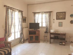 TV a/nebo společenská místnost v ubytování Santorini Grace Villa No1