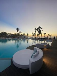 ein großer Pool mit einem Resort mit Palmen in der Unterkunft Van der Valk Plaza Beach & Dive Resort Bonaire in Kralendijk