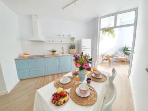 biała kuchnia ze stołem i owocami w obiekcie ALAYNA´S HOMES w mieście Valle Gran Rey