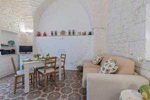 uma sala de estar com um sofá e uma mesa em San Martino, 21 em Carovigno