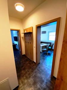 A television and/or entertainment centre at Wellness-Pension Jagahütt'n