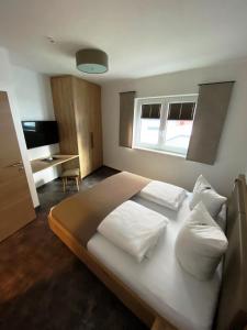 A television and/or entertainment centre at Wellness-Pension Jagahütt'n