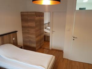 a small bedroom with a bed and a closet at Apartmani Simić Quatro in Valjevo