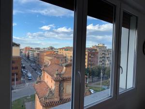 una ventana con vistas a la ciudad en Stayinbologna 3 en Bolonia