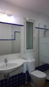 アルムニェーカルにあるMarino apartmentのバスルーム(洗面台、トイレ、鏡付)