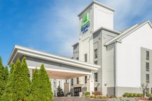 eine Darstellung der Vorderseite eines Hotels in der Unterkunft Holiday Inn Express Hotel & Suites Louisville East, an IHG Hotel in Louisville