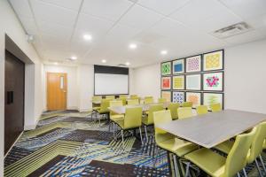 une salle de conférence avec une table et des chaises dans l'établissement Holiday Inn Express Hotel & Suites Louisville East, an IHG Hotel, à Louisville