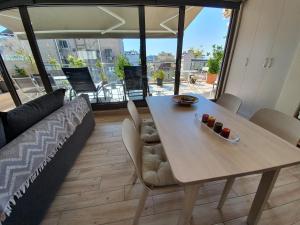 Зона вітальні в Super Loft With Acropolis View