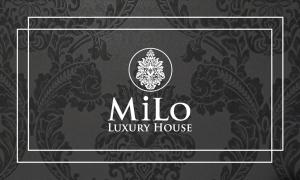 czarno-białe logo luksusowego domu w obiekcie MiLo Luxury House -Free Airport pick up-10min drive w mieście Markopoulo Mesogaias