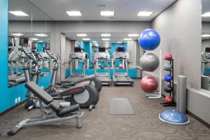 un gimnasio con varias cintas de correr y máquinas cardiovasculares en Fairfield Inn & Suites by Marriott New York Queens/Fresh Meadows, en Queens