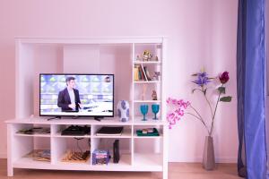 Uma TV ou centro de entretenimento em Telmo's Home con PARKING