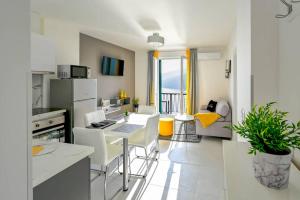 een keuken met een tafel en stoelen in een kamer bij Apartment Noemi with a direct beach view in Rabac