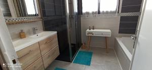 Koupelna v ubytování 13 rue de la pyramide Bel Appartement + 22 fotografií