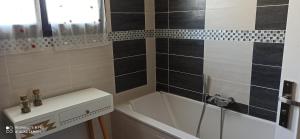Koupelna v ubytování 13 rue de la pyramide Bel Appartement
