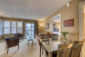 una sala de estar con un sofá y una mesa en Condo 214 at North Creek Resort by Vacasa II, en Blue Mountains