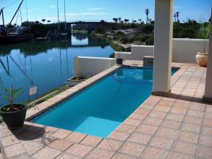 Piscine de l'établissement Le Marina B&B ou située à proximité