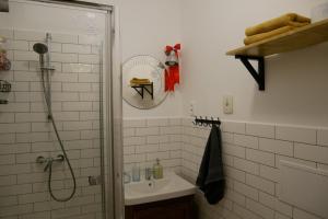 un bagno bianco con doccia e lavandino di Apartmán Zlaté časy na Trojici a Banská Štiavnica Altre 22 foto