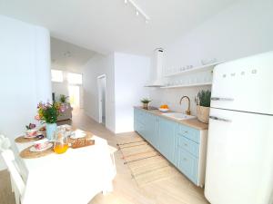 cocina con armarios azules y nevera blanca en ALAYNA´S HOMES, en Valle Gran Rey