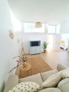 Telewizja i/lub zestaw kina domowego w obiekcie ALAYNA´S HOMES