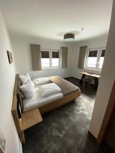 A bed or beds in a room at Wellness-Pension Jagahütt'n