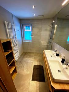 A bathroom at Wellness-Pension Jagahütt'n