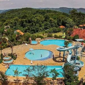 una vista aérea de 2 piscinas en un complejo en Aldeia Parque Pousada Rural, en São Roque