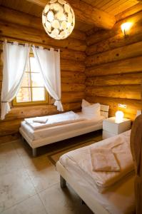 Ένα ή περισσότερα κρεβάτια σε δωμάτιο στο Luxus-Ferienhaus Blockhaus Chalet Nr 2 Toplage am Feldberg mit Sauna, Outdoor-Hottub, Kamin auf 1300m üM