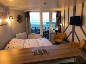 ドーヴィルにあるAu petit port de Deauville - studio avec vue merのベッドルーム1室(ベッド1台、テーブル、窓付)