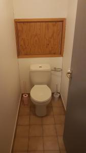 een badkamer met een toilet en een houten deur bij Appartement au pied des 3 Vallées in Moutiers +12 foto's