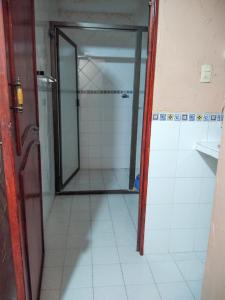 W łazience znajduje się prysznic ze szklanymi drzwiami. w obiekcie Hotel Esmeralda w mieście Poza Rica