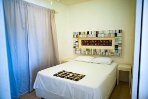 Un dormitorio con una cama blanca y una bandeja. en Caribe Dream Private Beach, en Mahahual