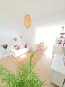 salon z białą kanapą i rośliną w obiekcie ALAYNA´S HOMES w mieście Valle Gran Rey