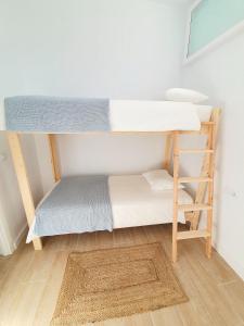 Łóżko lub łóżka piętrowe w pokoju w obiekcie ALAYNA´S HOMES