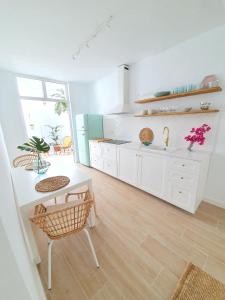 Kuchnia lub aneks kuchenny w obiekcie ALAYNA´S HOMES
