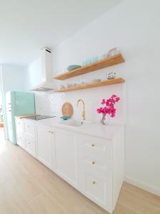 Kuchnia lub aneks kuchenny w obiekcie ALAYNA´S HOMES