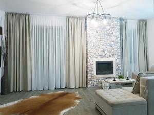uma sala de estar com um sofá e uma televisão em Apartment A36 Silver Mountain em Poiana Brasov