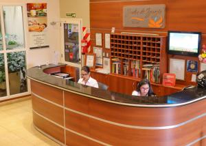 two people sitting at a counter in a library at Hotel Jardin De Iguazu in Puerto Iguazú